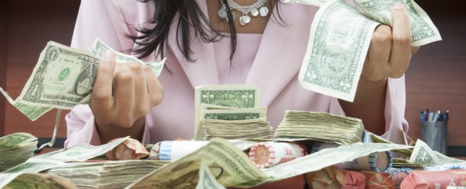 businesswoman-counting-money